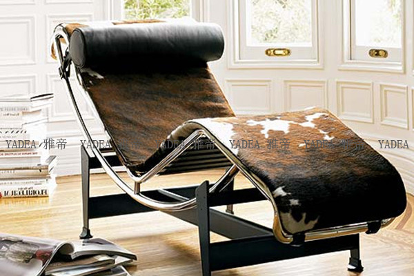 黑白棕奶牛皮柯布西耶躺椅