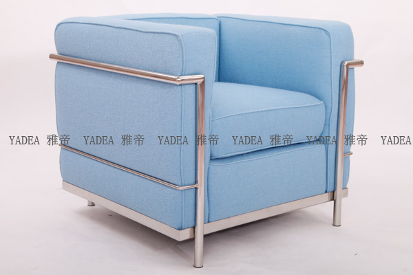 淺藍(lán)色羊毛絨布沙發(fā)