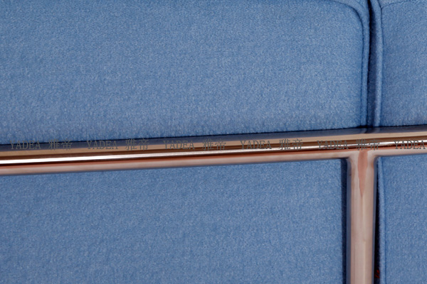 淺藍(lán)色羊毛絨布沙發(fā)