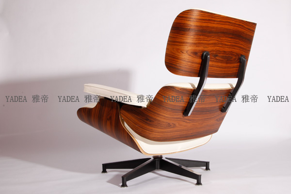 白色<a href='http://m.szdeyun.com/Products/EamesLoungeChair.html' class='keys' title='點擊查看關(guān)于伊姆斯休閑椅的相關(guān)信息' target='_blank'>伊姆斯休閑椅</a>（Eames Lounge Chair In White Leather）