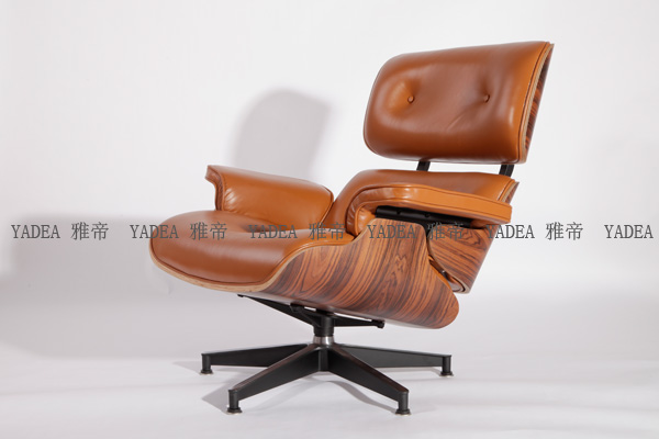 橙色核桃木貼皮的伊姆斯休閑椅（Walnut Eames Lounge Chair In Orange Leather）