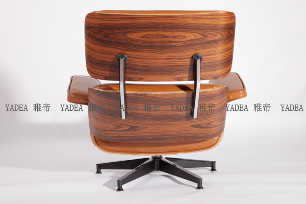 橙色核桃木貼皮的伊姆斯休閑椅（Walnut Eames Lounge Chair In Orange Leather）