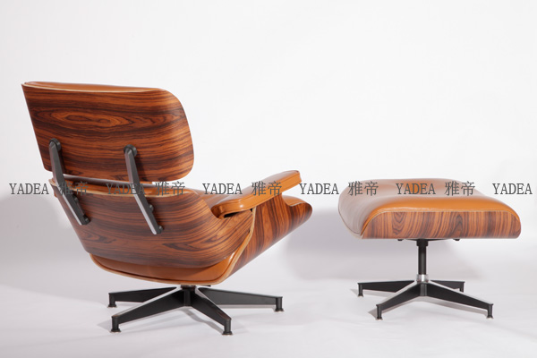 橙色核桃木貼皮的伊姆斯休閑椅（Walnut Eames Lounge Chair In Orange Leather）