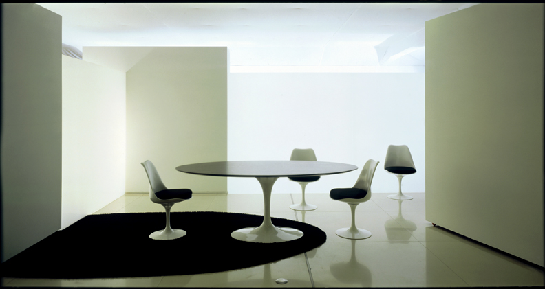 郁金香桌子(Tulip Table)