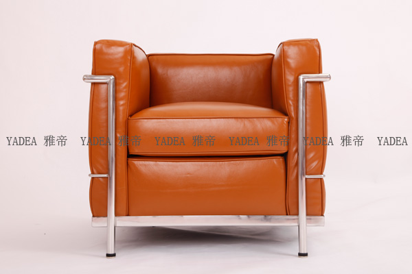 淺棕色沙發(fā):柯布西耶沙發(fā)