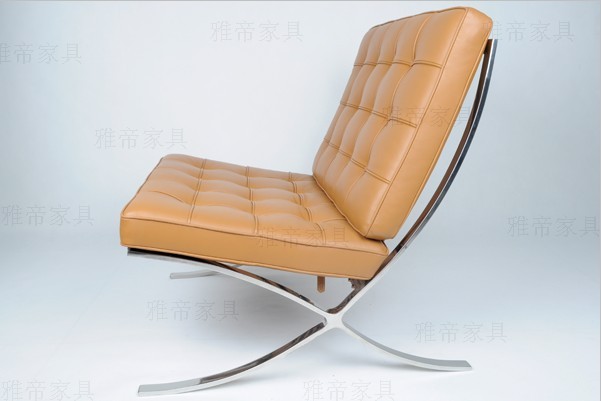 淺棕色巴塞羅那椅(Barcelona Chair in Light Brown Leather)