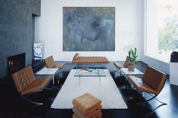 淺棕色巴塞羅那椅(Barcelona Chair in Light Brown Leather)