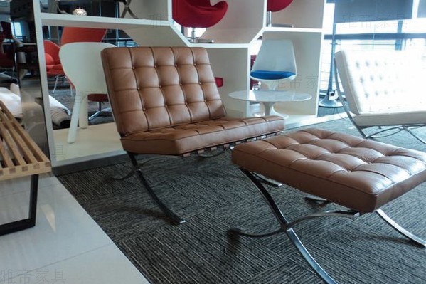 淺棕色巴塞羅那椅(Barcelona Chair in Light Brown Leather)