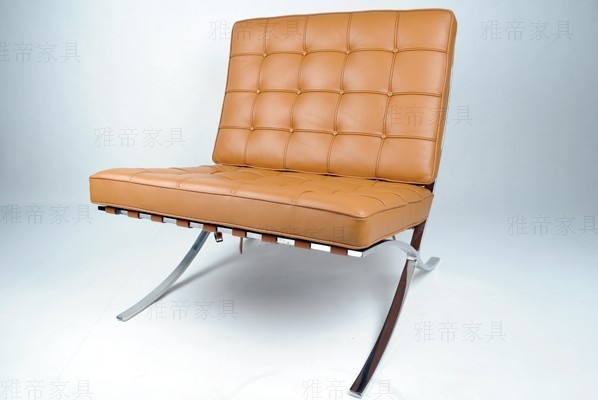 淺棕色巴塞羅那椅(Barcelona Chair in Light Brown Leather)