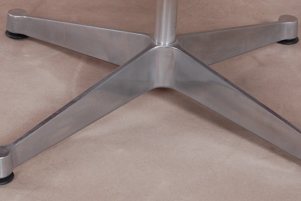 維特拉版本的伊姆斯休閑椅（Eames Lounge Chair &mdash; Vitra Version）