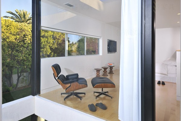 赫曼米勒版本的<a href='http://m.szdeyun.com/Products/EamesLoungeChair.html' class='keys' title='點(diǎn)擊查看關(guān)于伊姆斯休閑椅的相關(guān)信息' target='_blank'>伊姆斯休閑椅</a>（Eames Lounge Chair&mdash;Herman Miller Version)