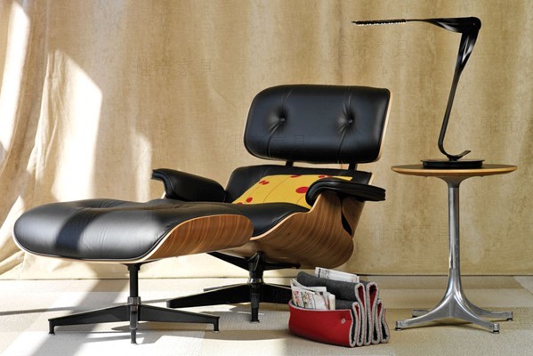 核桃木貼皮的<a href='http://m.szdeyun.com/Products/EamesLoungeChair.html' class='keys' title='點(diǎn)擊查看關(guān)于伊姆斯休閑椅的相關(guān)信息' target='_blank'>伊姆斯休閑椅</a>（walnut Eames Lounge Chair）