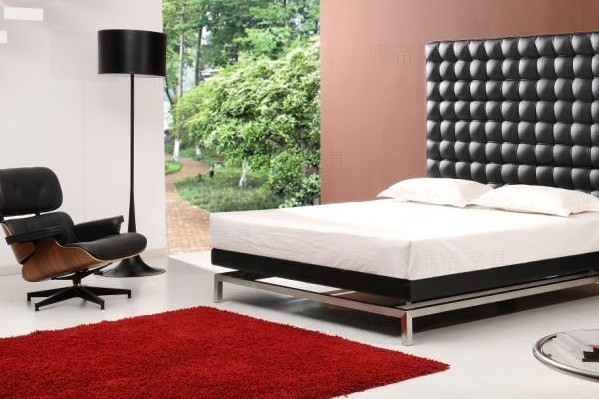 核桃木貼皮的伊姆斯休閑椅（walnut Eames Lounge Chair）