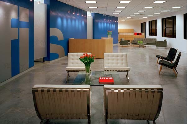 白色的巴塞羅那椅