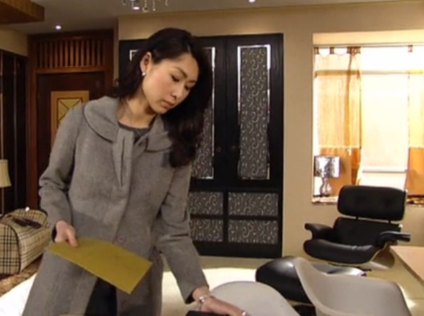 《法證先鋒》出現(xiàn)的<a href='http://m.szdeyun.com/Products/EamesLoungeChair.html' class='keys' title='點(diǎn)擊查看關(guān)于伊姆斯休閑椅的相關(guān)信息' target='_blank'>伊姆斯休閑椅</a> Eames Lounge Chair 3