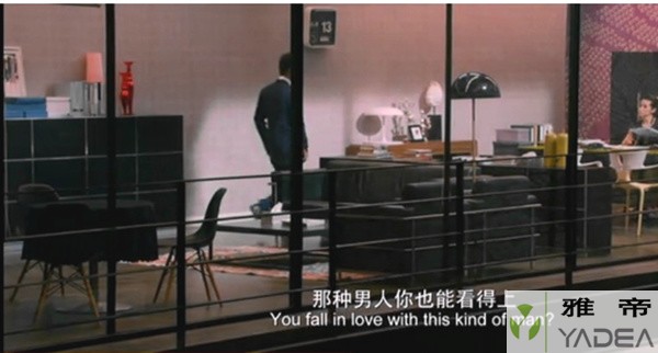 電影《我愿意》中出現(xiàn)的Corbusier Sofa和Eames Plastic Side Chair